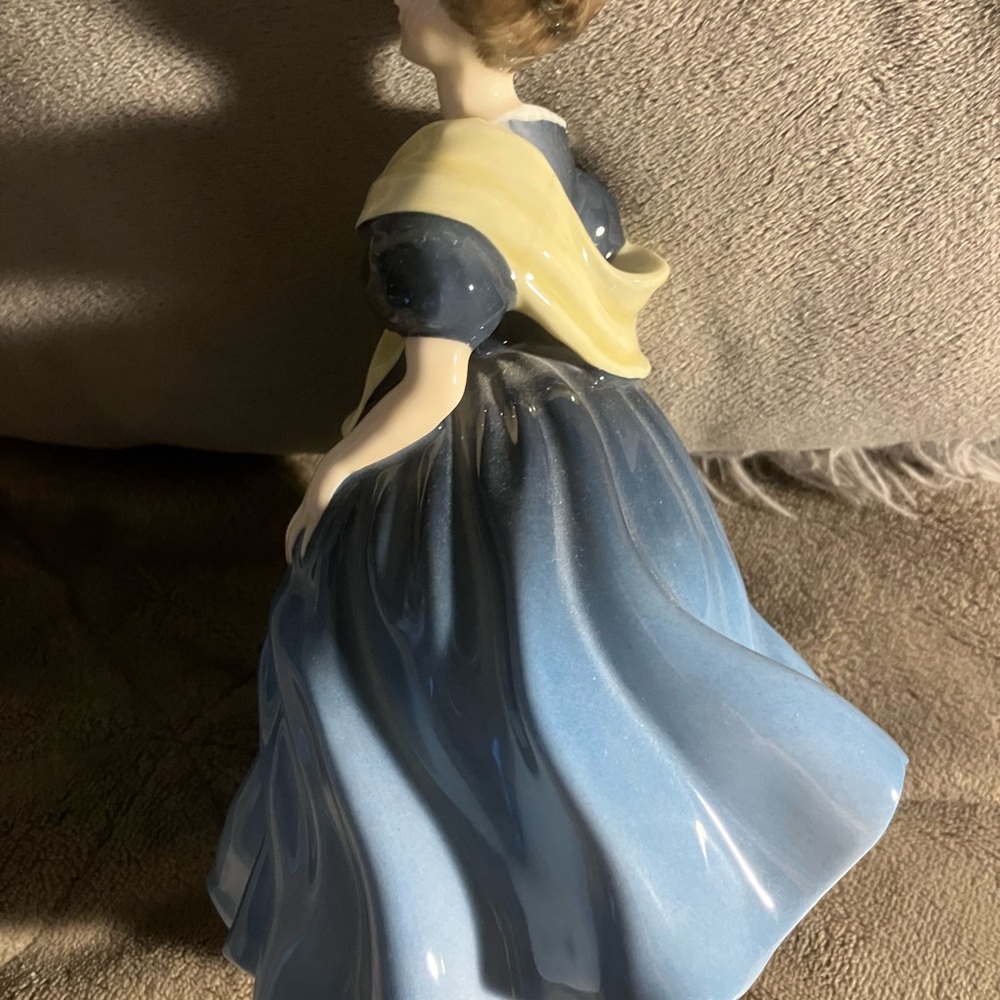 1963 Royal Doulton "Adrienne" Figure Signed 76655 Blue Dress Yellow Shawl - Picture 4 of 5